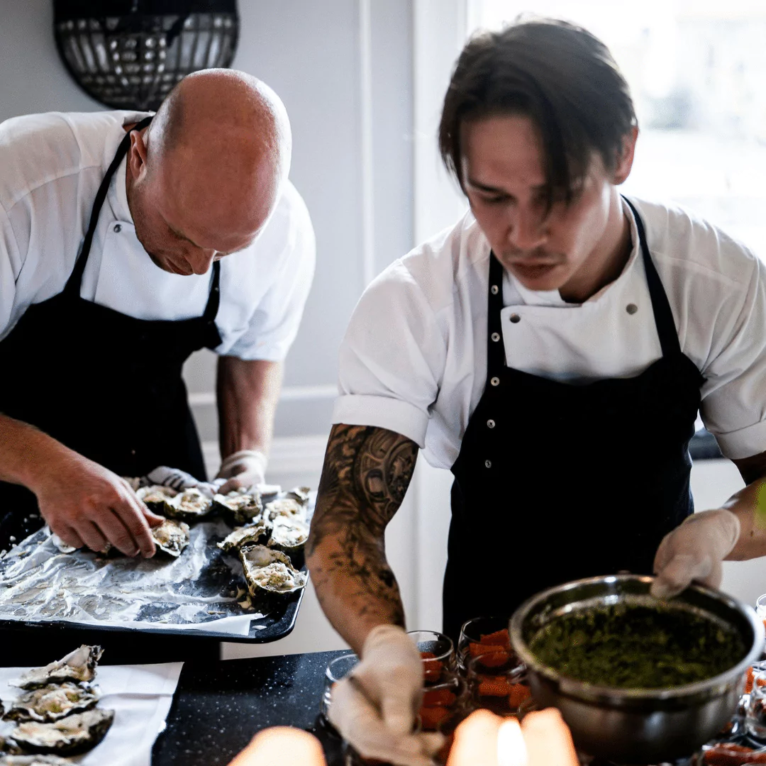 traiteurs preparant un diner pour un mariage