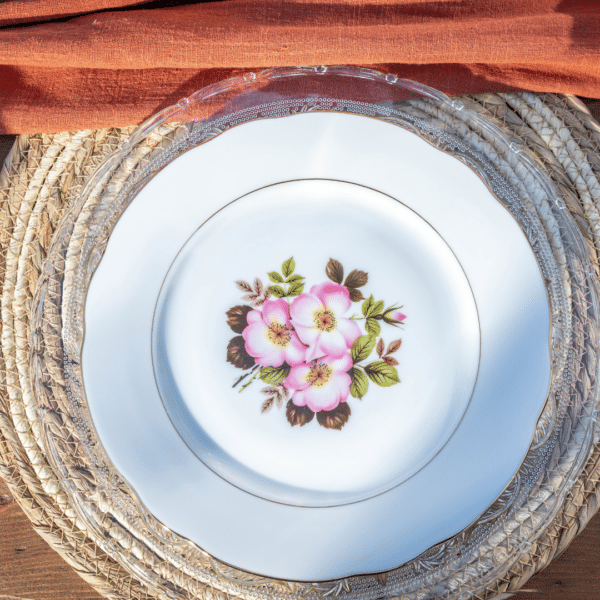 Assiette vintage avec des fleurs