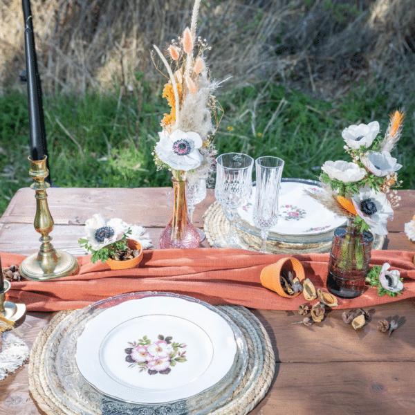 Table de bapteme avec une vaisselle vintage
