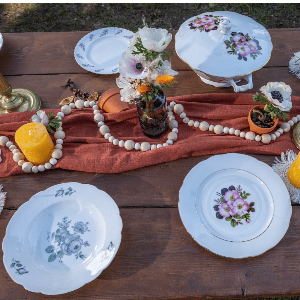 vaisselle vintage avec assiettes et soupiere