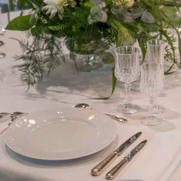 Assiettes Pya sur une table de mariage