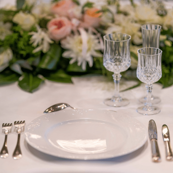 Table dressée avec les assiettes Pya