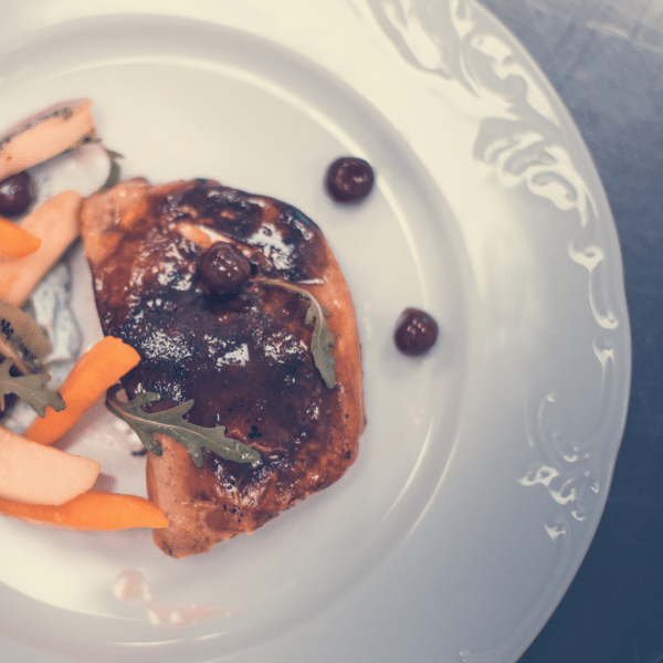 Plat présenté dans une assiette Pya