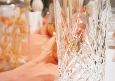 Verre broadway haut sur une table de récéption