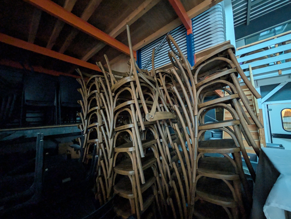 Stock chaises bois Stock de chaises Crossback aspect bois disponibles à la location