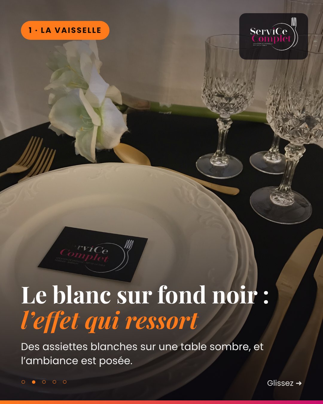 Assiettes blanches en porcelaine dressées sur une nappe noire