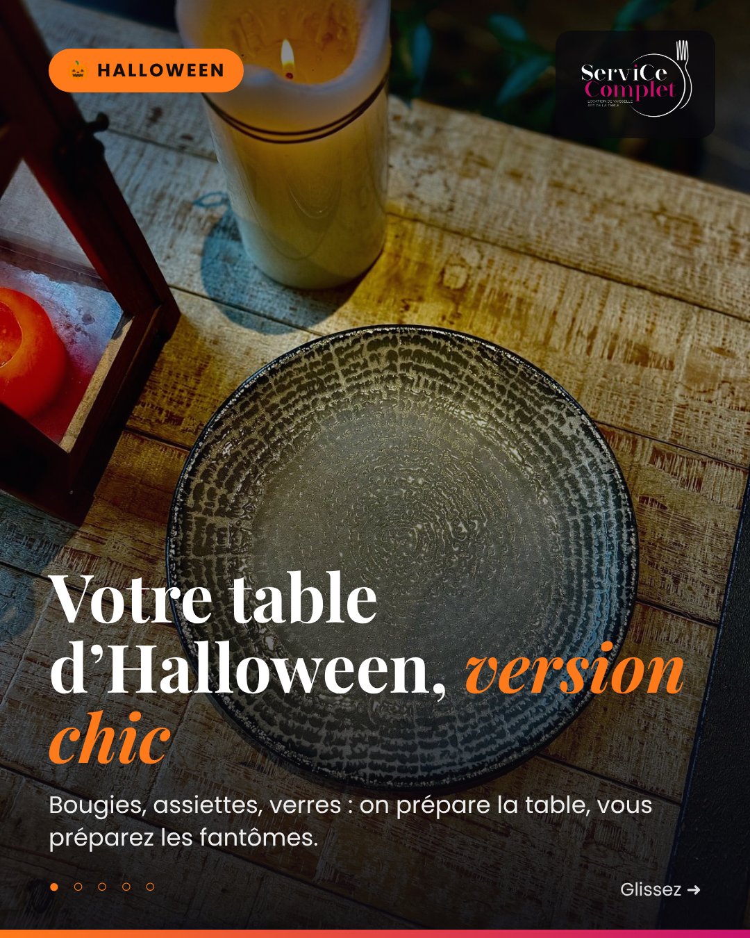 Table d'Halloween chic : assiette, bougies et lanterne sur une table en bois